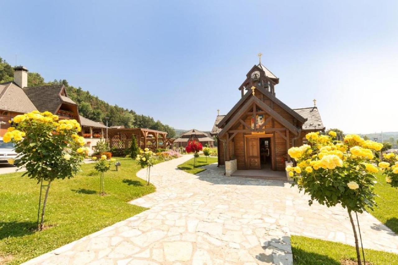 Etno Naselje Vrdnicka Kula Hotel Връдник Екстериор снимка