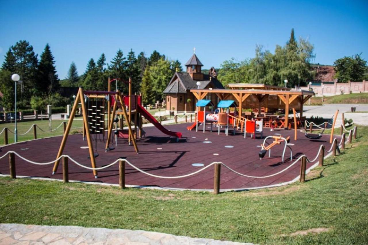 Etno Naselje Vrdnicka Kula Hotel Връдник Екстериор снимка