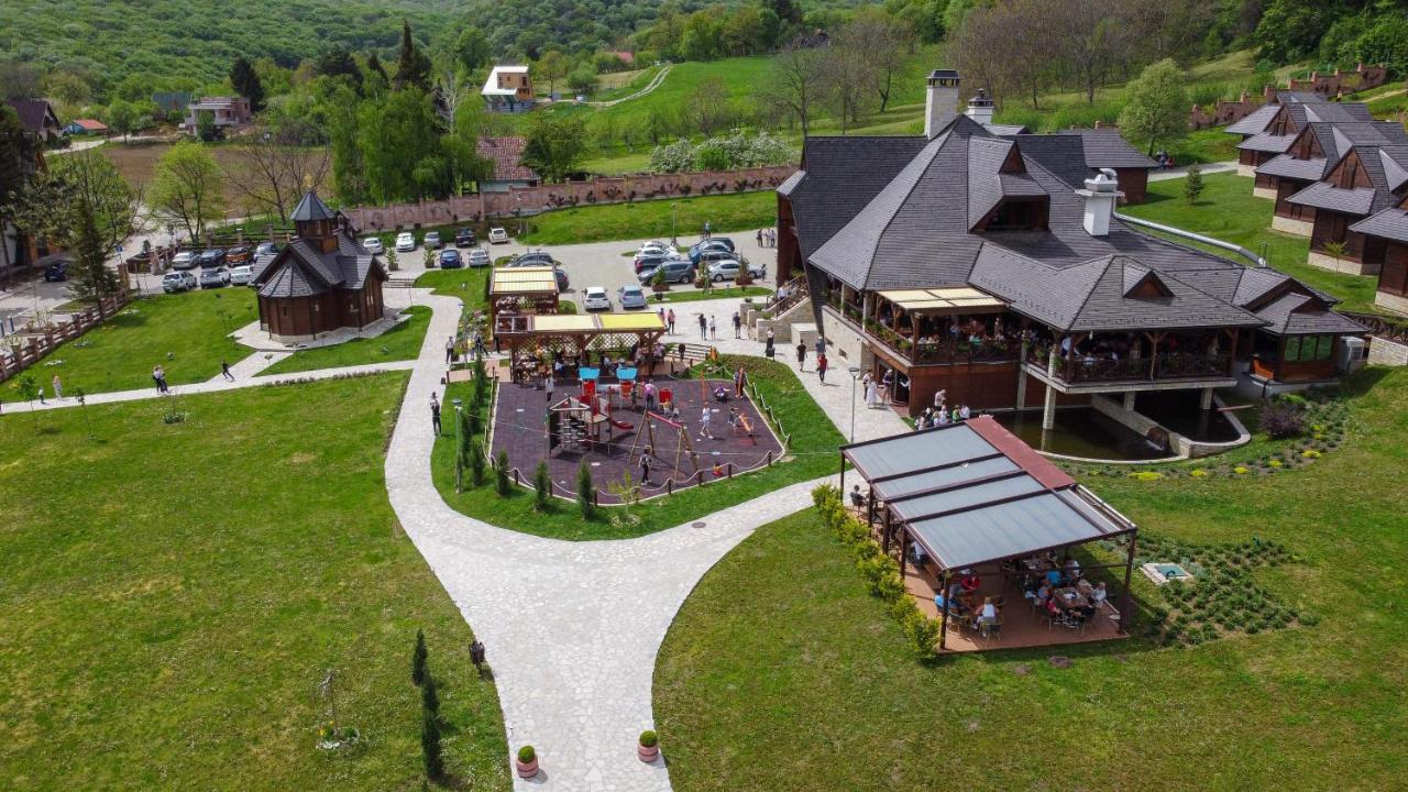 Etno Naselje Vrdnicka Kula Hotel Връдник Екстериор снимка