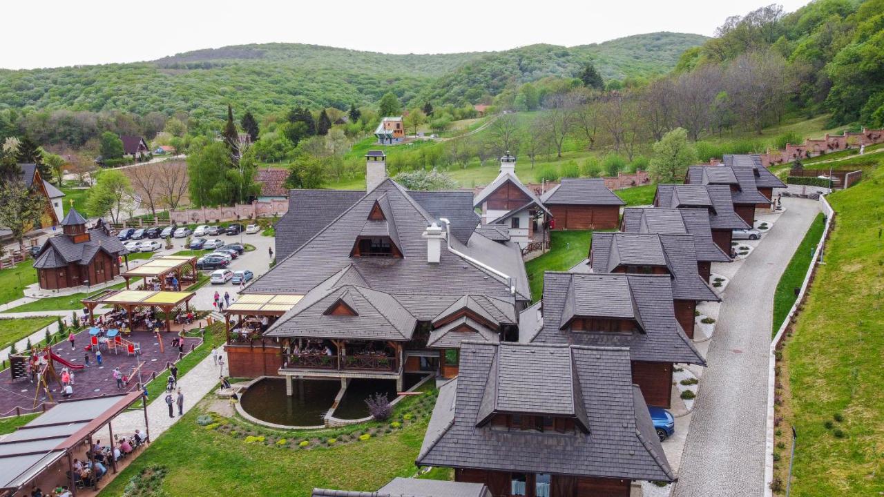 Etno Naselje Vrdnicka Kula Hotel Връдник Екстериор снимка