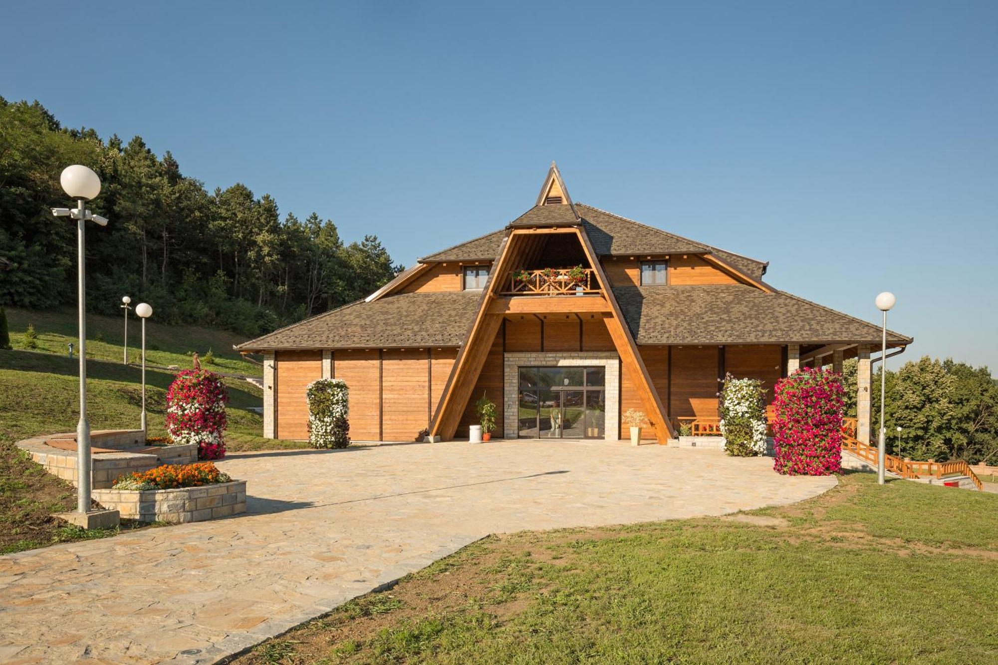 Etno Naselje Vrdnicka Kula Hotel Връдник Екстериор снимка